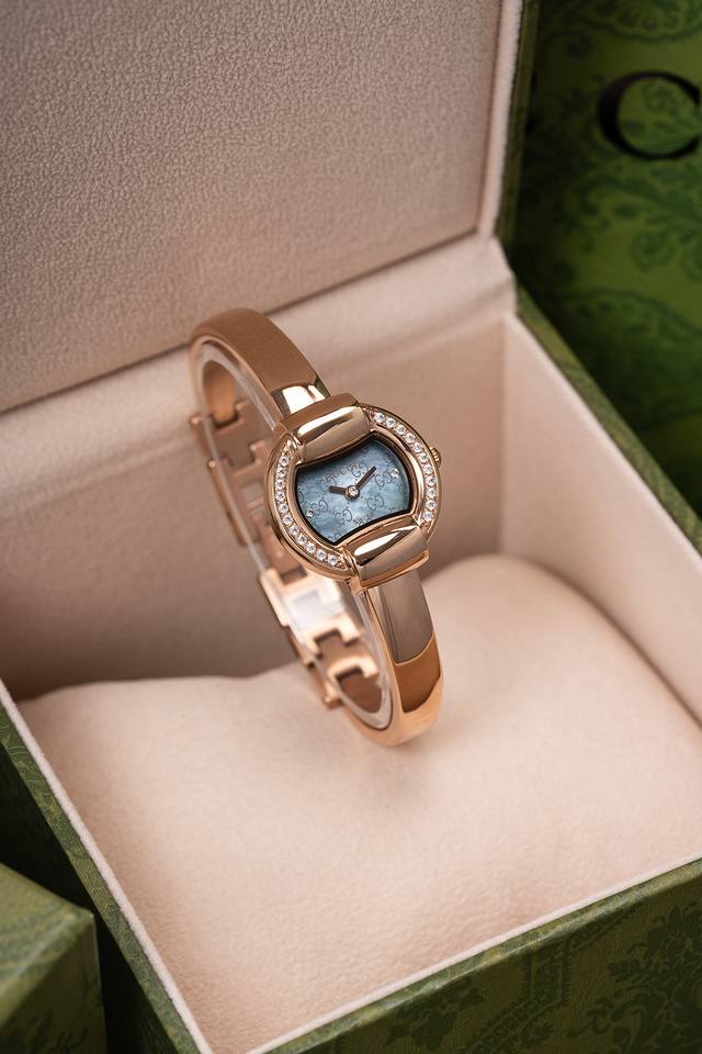 Gucci's latest bracelet watch, 25mm in diameter and 7.5mm thick. The dial and cr