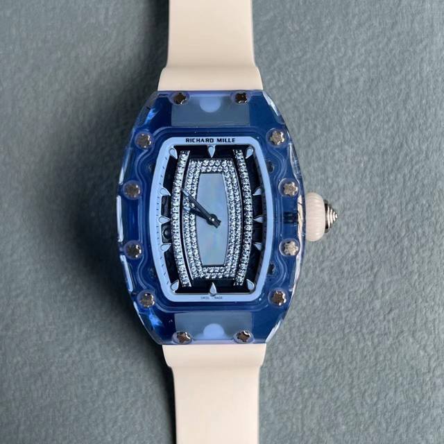 Richard Mille理查德米尔推出Rm07-02系列新款 Gemset Sapphire蓝宝石腕表，有红色、绿色，蓝色蓝宝石版本可供选择，上手超轻犹如第二