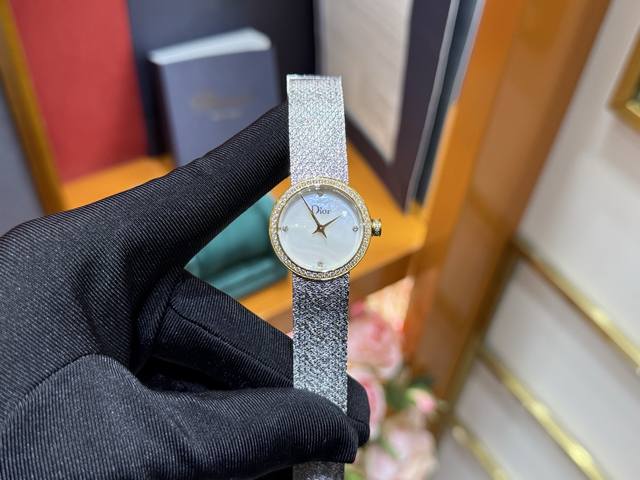 新款迪奥，钻石腕表来了！La D De Dior Satine系列高级仙女腕表，生动呈现了迪奥制表的精魂，弥足珍贵的高雅风格。米兰网织工艺精钢表链，超级秀气，完