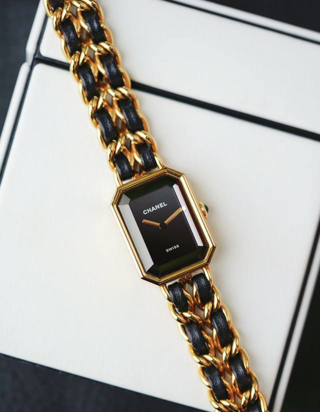 香奈儿premiere系列型号H6951 石英机芯 26.1 X 20Mm表径 精钢 镀金 材质 带原装表盒 新款方糖