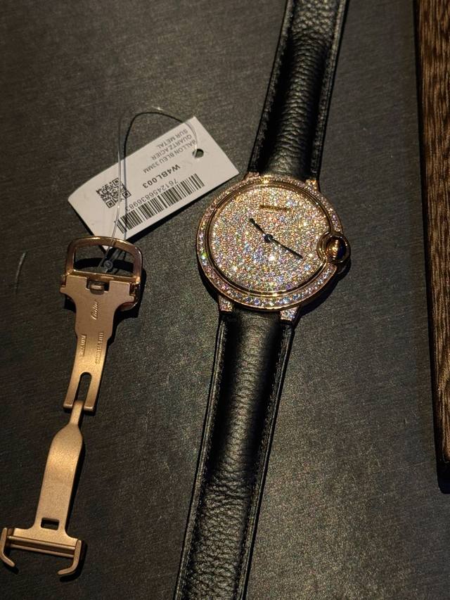 Ballon Bleu De Cartier卡地亚蓝气球腕表奢华系列，百搭尺寸36Mm，简约又别具品味，摒弃了现代盛行的繁复华丽的修饰，以简约重新诠释唯美，打造