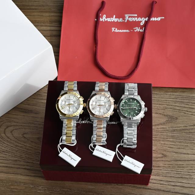 新款原单菲拉格慕男士腕表，表盘尺寸42Mm表径。经典标识Ferragamo 双Gancini时标设计独树一帜。字面8点位Logo设计醒目 辨识度极高。多功能表盘