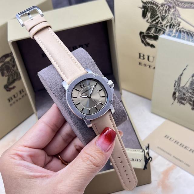 巴宝莉Burberry全新 The Britain英伦风尚系列女表，D独特的圆边八角形和与众不同的螺栓设计，完美演绎了Burberry 腕表臻品魅力， 螺旋式底