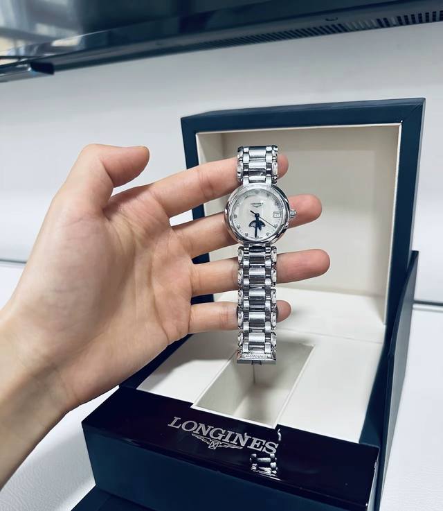 之前一直在纠结买哪块月相表～ 后来看到这个浪琴心月系列的母贝带钻款，到底是明星同款断货王，人气嘎嘎高！ 我选的是30.5Mm的大小，上手真合适～配上蓝针 亮光下