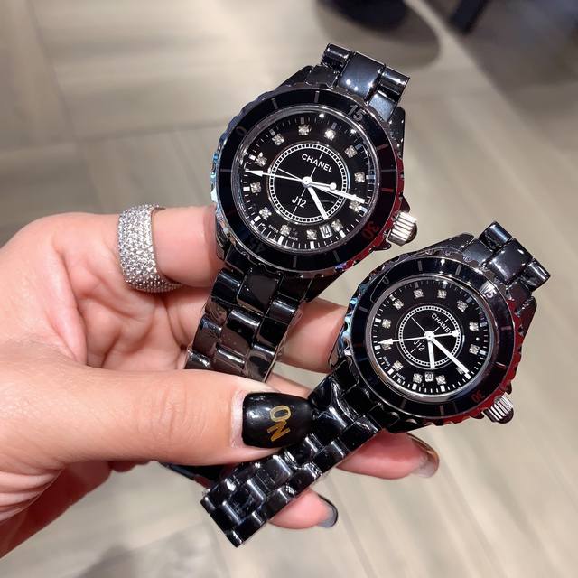 香奈儿 Chanel J12系列N表径：表扣：三重折叠原装扣 背透：密底 表壳材质：陶瓷N表盘材质：陶瓷精钢 表镜材质：水晶玻璃 表冠材质：精钢，旋入式精钢表冠
