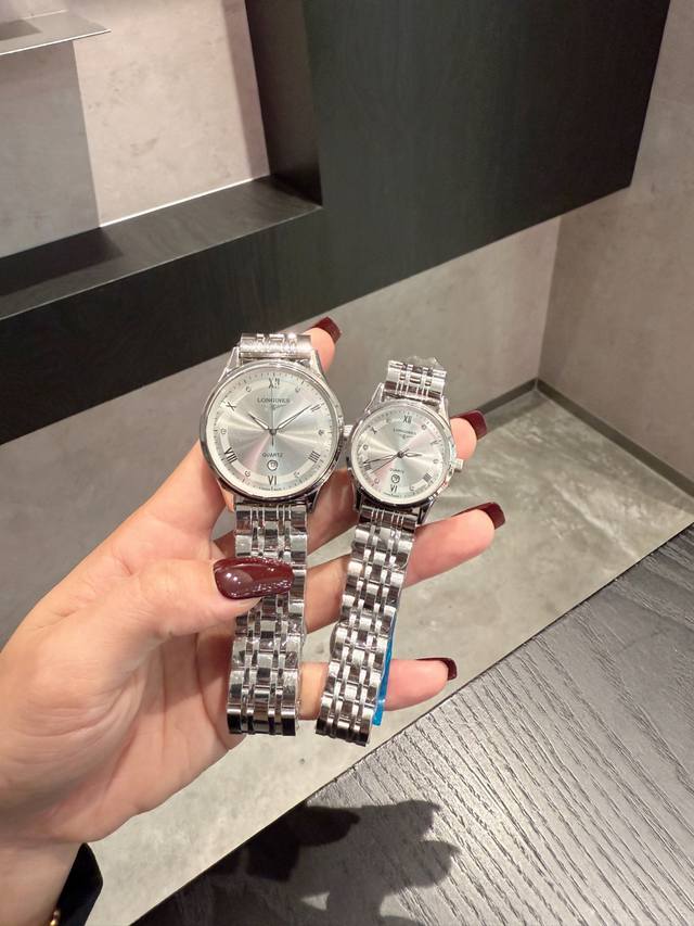 金330新款浪琴-Longines 精品情侣腕表 经典三针设计 尊贵大气 绅士风范 卓越品质 热卖全城 采用进口石英机芯 顶级316精钢表壳 进口小牛皮表带 矿