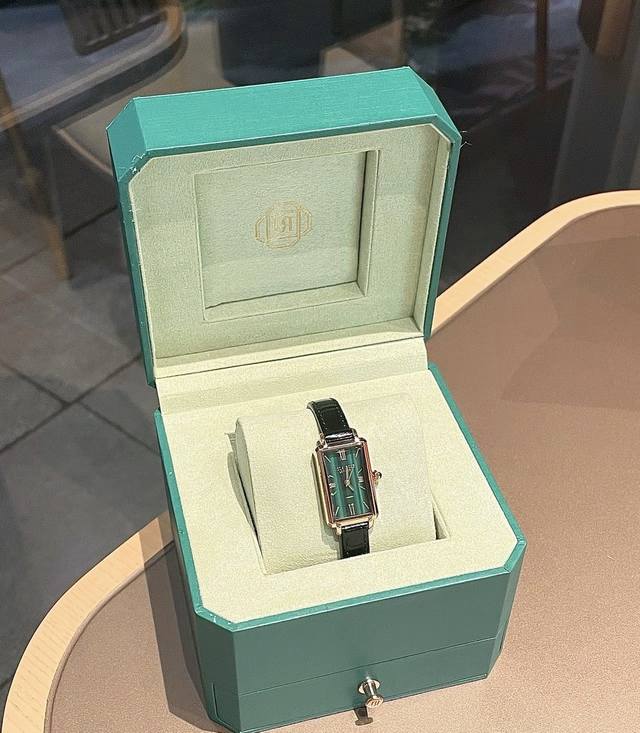 A watch is truly an indispensable item in our daily lives. Having a watch on you