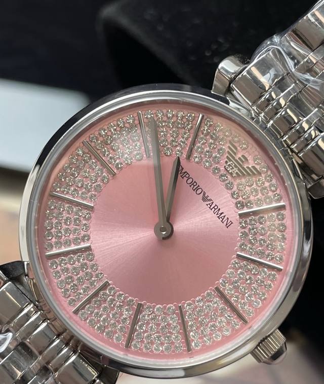阿玛尼满天星手表在灯光底下光芒四射的样子 #手表 戴在手上真的没让人失望 中间 镶嵌着许许多多的奥地利水晶 光照下闪闪亮 Bulingbuling的 就好像被太