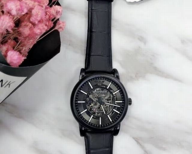 男朋友又被我选的礼物给经验到啦 这款阿玛尼黑武士，看到这个名字就让男孩子心动 敢问哪个男孩子心里没有一个骑士梦呢，哈哈 镂空表盘，时尚又简约，真的泰酷辣 经典的