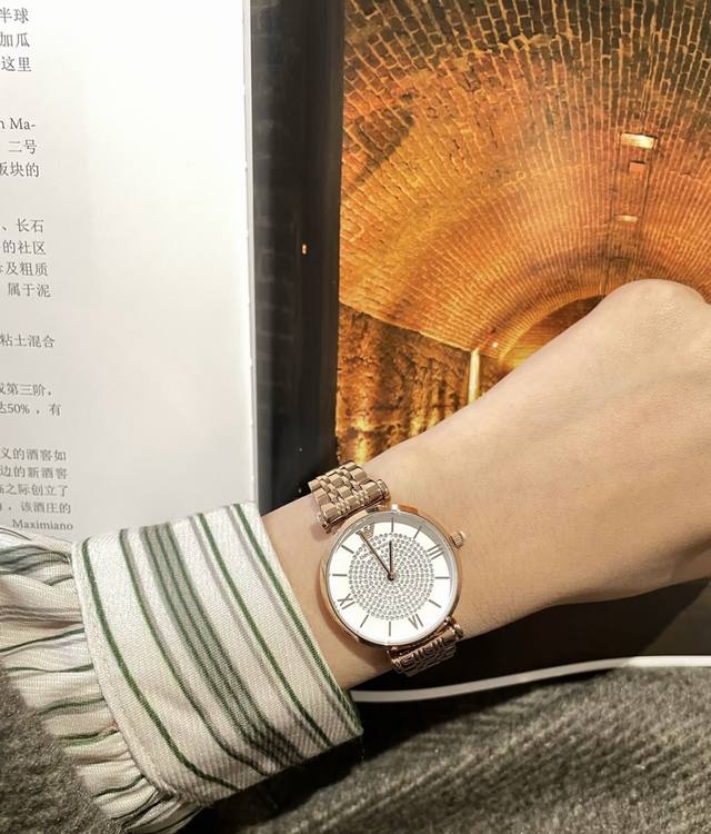 阿玛尼满天星，送女友情人节礼物 还在挑选情人节礼物的男生看过来！ 阿玛尼满天星镶钻手表 将星辰银河戴在腕间 亲爱的小伙伴们，今天我要给大家种草一款超级闪耀的腕表