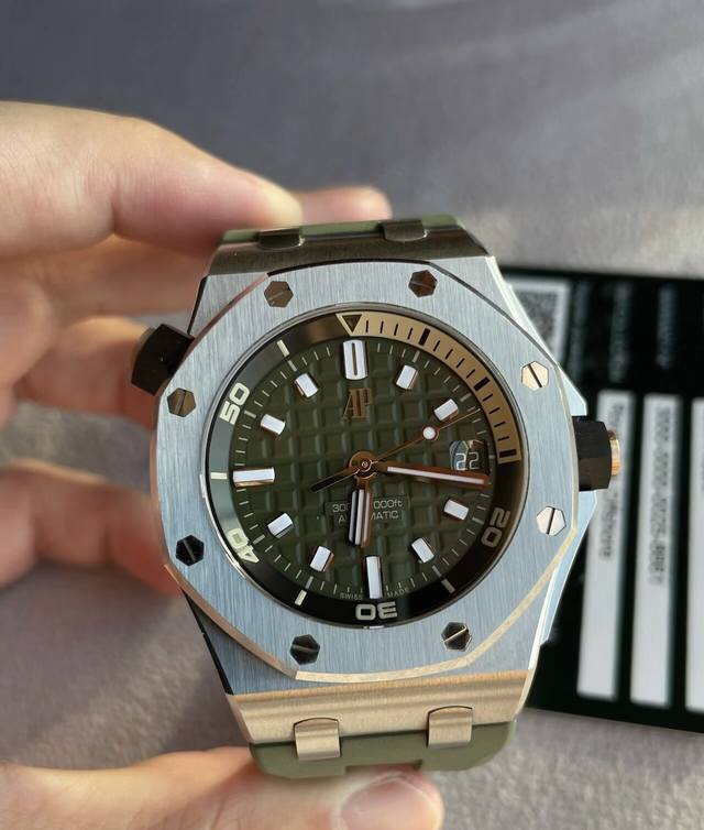 Ap爱彼皇家橡树潜水15720牛油果绿八角外圈 #Ap #爱彼 #手表 #爱彼皇家橡树 表壳:精钢表壳拉丝工艺，原装折叠扣， 防水把头设计，防刮耐磨耐摔蓝宝石镜