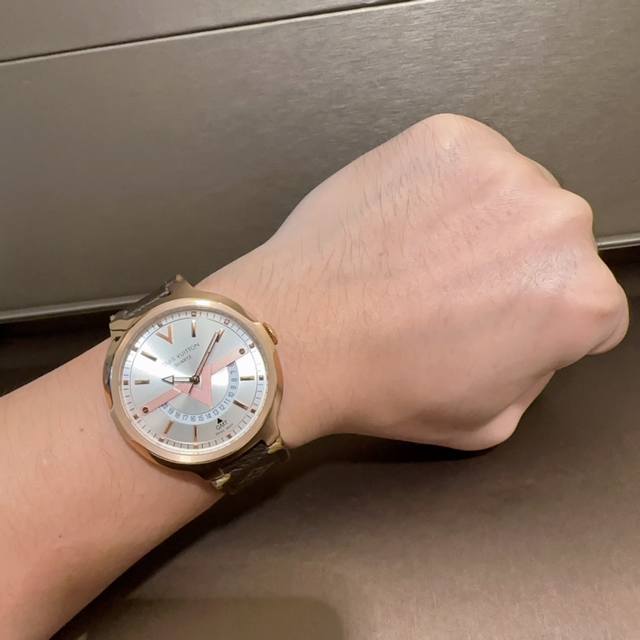 新款！Lv Lv 路易威登高端帅表容易搭，戴起来好看，完美打造，前卫帅气男士必备，机芯：进口石英机芯，尺寸：42Mm ，厚度：16Mm