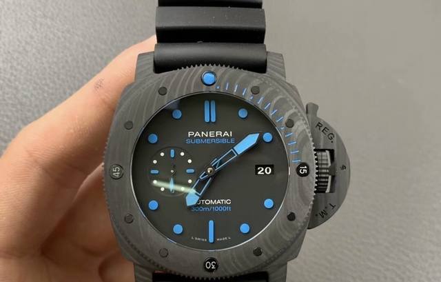 panerai沛纳海 自动机械机芯 300米防水日期显示 男款 瑞表 黑色表盘 钛金属表壳 橡胶表带