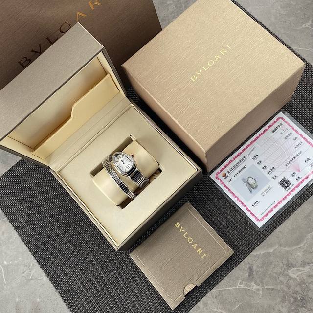 宝格丽蛇形经典，尺寸35Mm精致细腻的做工达到与正品互换的水平白富美专属蛇形手表绝对是宝格丽的独创产品，38颗Vs1.3真钻！属于宝格Li Serpenti系列