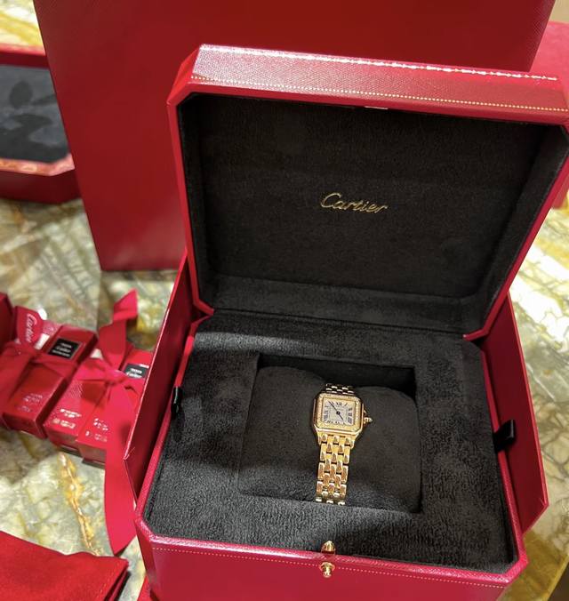 The gold panther watch is so cute! [Wow!] It looks very small, so I thought it w