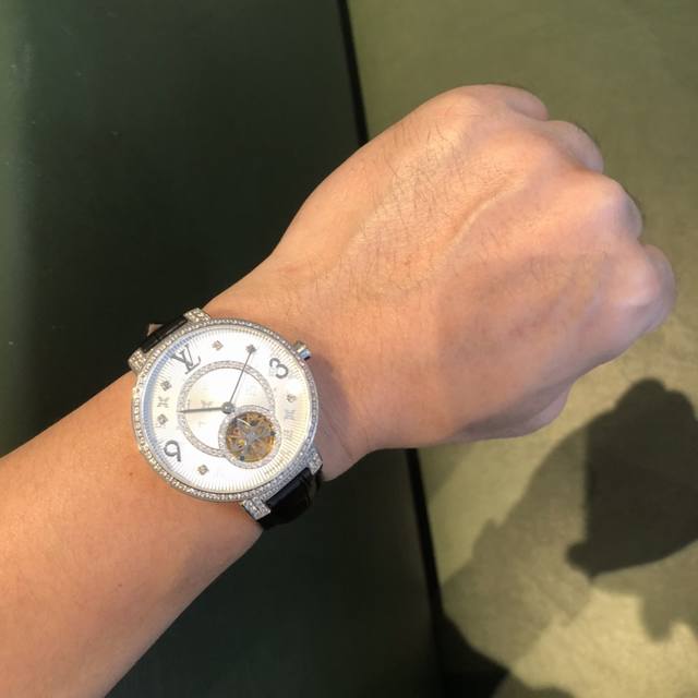 Lv Lv路易威登 大表头 高精镶钻字面，尺寸：直径 41Mm 厚度 14Mm，机械，蓝宝石玻璃，简评推荐： Les Ardentes高级珠宝腕表，卓越镶嵌工艺