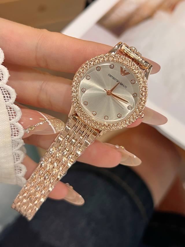 阿玛尼 时尚最新款简约时尚时装表精美名媛气质.耐磨镜片.. 石英机芯多种颜色选择 尺寸32Mm