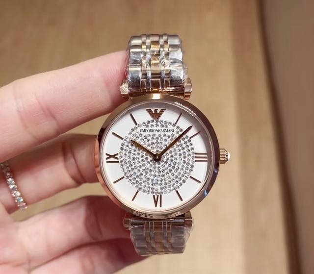 被问爆 阿玛尼经典满天星手表，表盘满钻 玫瑰金边框配钢带，精致又高级，日常搭裙子、通勤装都绝，戴上秒变气质小姐姐，谁懂这种低调奢华感～#时尚精致女表