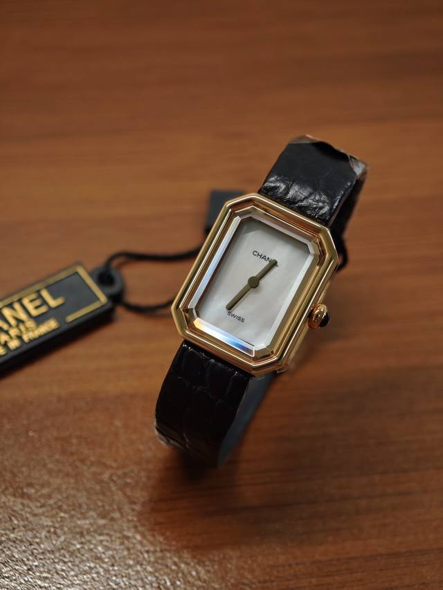 Dv厂V2版本！全面升级，原单品质鳄鱼皮版本！香奈儿 Chanel黑金方糖腕表，这款诞生于1987年，所以这款表也叫“1987‘’。 这款表是Coco邀请好莱坞