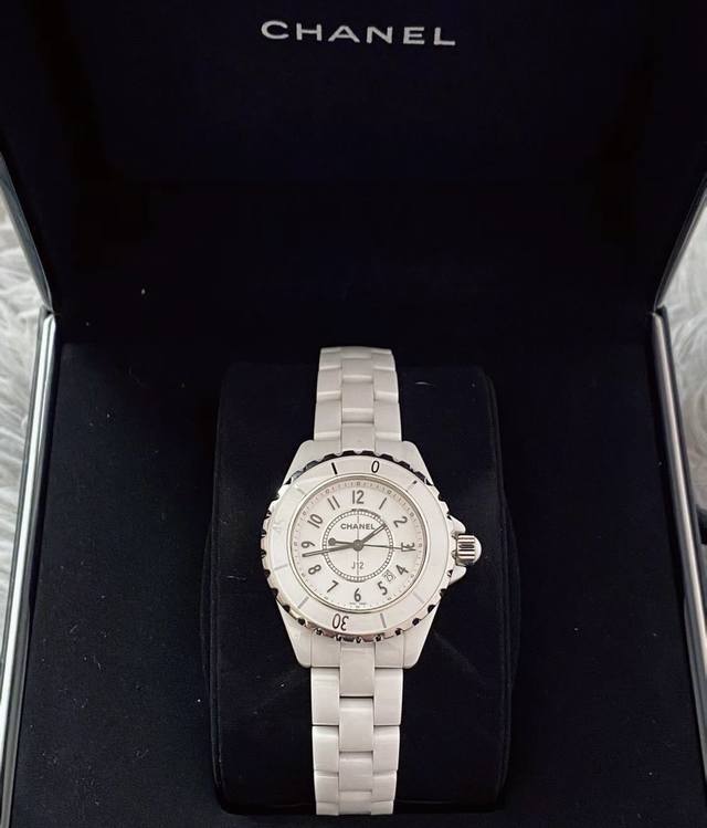 香奈儿J12整体材质采用陶瓷精钢。 香奈儿的陶瓷可是大有来头。我这款所使用的白色精密陶瓷，则是通过氧化铝强化的氧化锆，其硬度比黑色陶瓷更高，达到精钢的9倍，因此