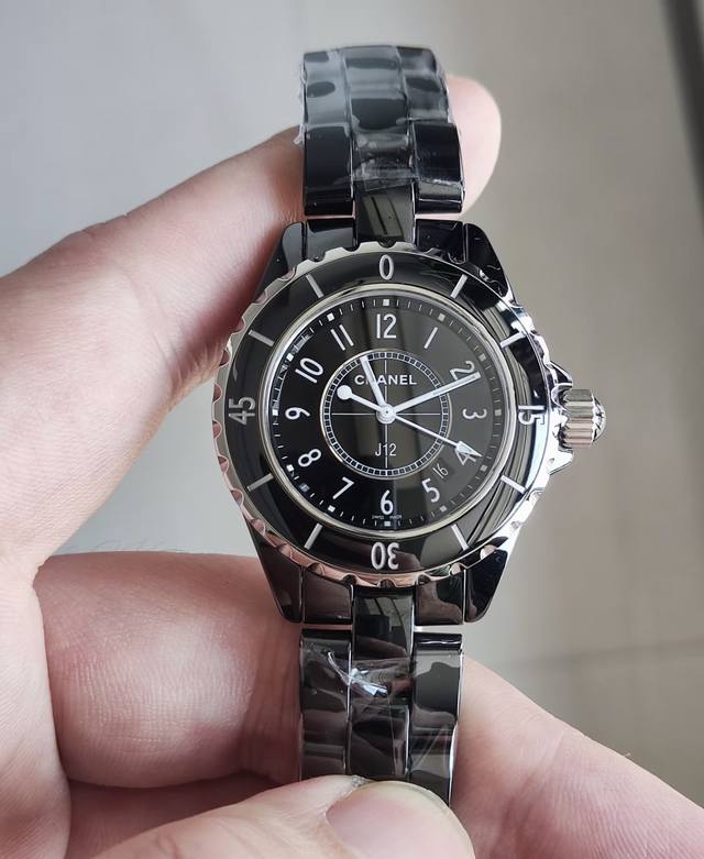 香奈儿J12陶瓷女款确实很有时尚感，黑色的色系还自戴神秘气息，33Mm的尺寸非常适合女孩子的手腕，陶瓷的质地上清爽，非常百搭的款式！