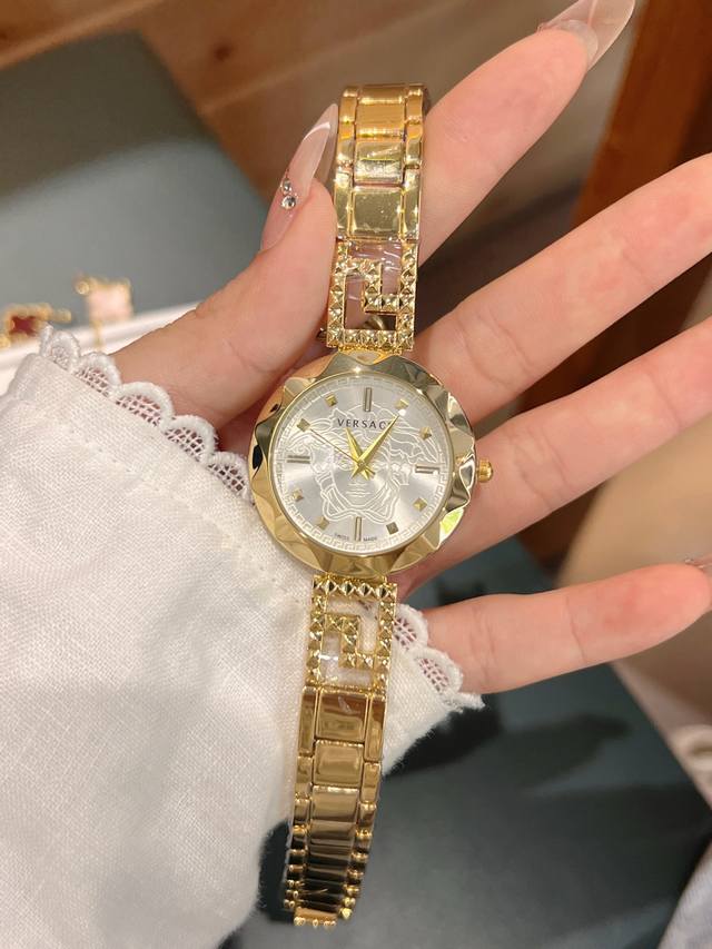 范思哲 搭配品牌标志性的美杜莎、图案作为主要的设计元素，原装石英机芯，矿物质玻璃，舒适简便。时尚年轻的色彩与标志性的完美结合，赋予日常休闲时尚风格。