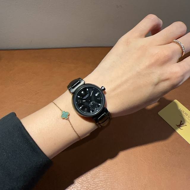 Lv 路易威登，表白的，送女朋友，送爱人的，不要错过，自带款极力推荐，简约气质款，带夜光效果，搭配衣服可休闲可淑女，已经爱上它了，专柜一比一精工制作 全钢表壳