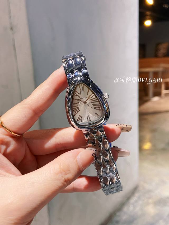 Bvlgari宝格丽2025年新作棱形艺术Serpentin Spig系列腕表103 蛇形状独特艺术风格设计，内部采用记忆弹簧材质，珠宝材质锆石钻石镶钻工艺。