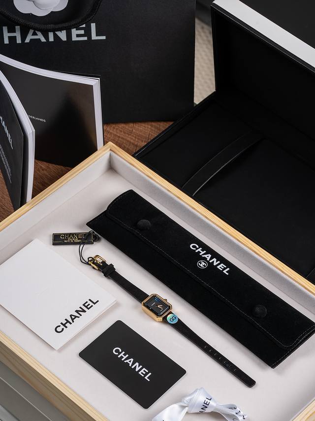 针扣 香奈儿Chanel黑金小方糖女士石英腕表，尺寸2025Mm.搭载进口石英机芯，方形多边形大切边度膜玻璃镜面，钻石切割工艺，始终保持无痕清透，搭配丝绒质感橡