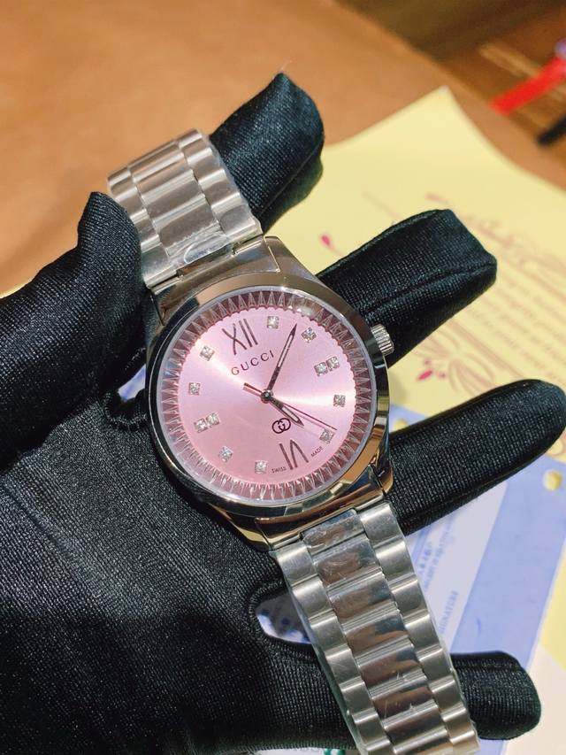 Oh my god, it's so beautiful! The latest 2025 Gucci watch features a stunning pe