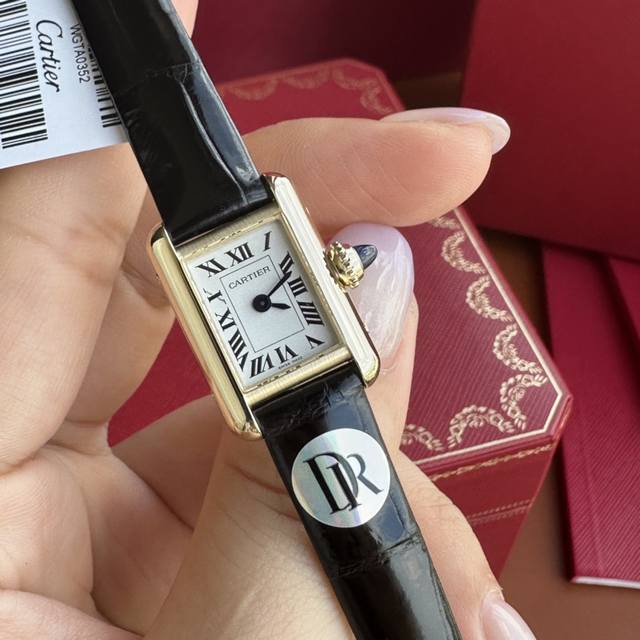 小小的，轻装上阵，让每一分每一秒都充满优雅与自信的魅力。 Tank Louis Cartier迷你小尺寸款腕表以 24 16.5Mm X 6.2Mm的表盘尺寸，