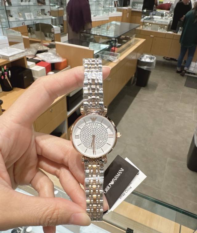 阿玛尼满天星 Emporio Armani 阿玛尼满天星 Ar1926玫瑰金色和钢色相间表带，网红女表，实在是美爆啦！表盘中间镶嵌上百颗水晶，亮丽秀气，表盘直径
