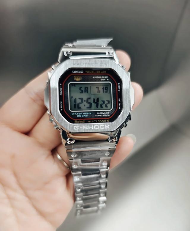 Gmw-B5000D承袭初代Dw-5000C设计精髓：象征坚韧的经典砖墙纹路、“Shock Fesst”抗冲击标识及功能显示布局均得以保留。经典配色诠释了历久弥