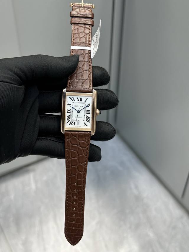 卡地亚 坦克系列 男款31Mmx40.85Mm 真鳄鱼皮表带 机械版本 蓝宝石镜面 所有零件可与互换 同步