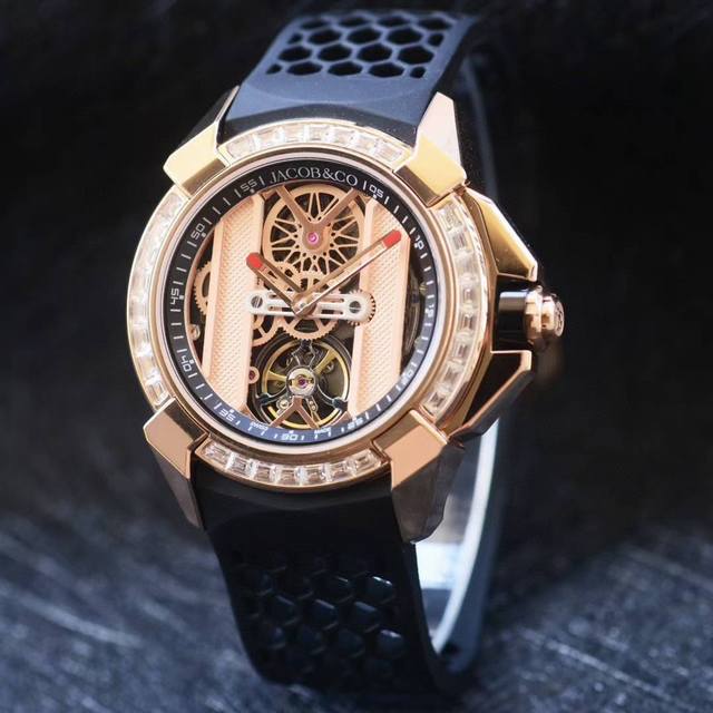 2630款Jacob & Co 杰克宝 捷克豹 独家首发打造最强完美，参数与同步 尺寸:44Mm 12.45Mm采用316L精钢表壳，每一个角度都是精心打磨而成