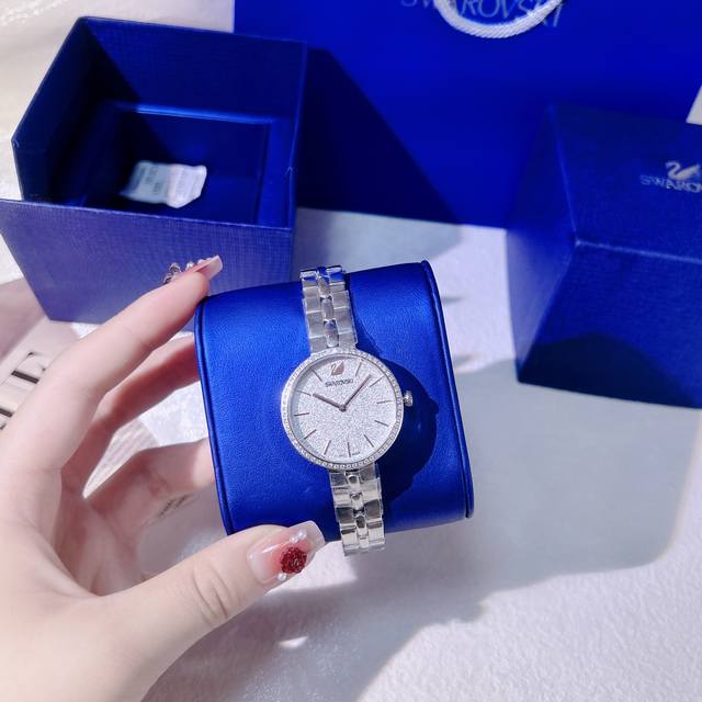 白钻 金钻390Swarovski 施华洛世奇 璀璨耀眼的星空设计 优雅的外形及实用性兼备 为造型增添吸睛光彩 举手投足间尽显雅致魅力 佩戴上手效果更佳简约大方