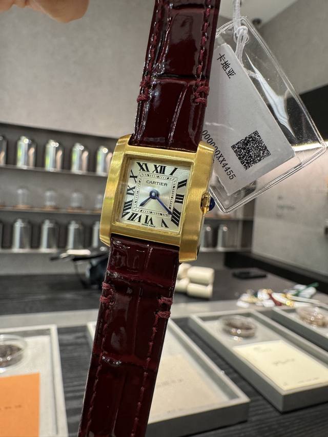 卡地亚法国坦克系列Tankfrancaise，进口石英机芯，316L精钢表壳表链，钢化水晶镜面，宝石圆珠表冠，表壳尺寸 中号： 宽度27Mm 长度32Mm 小号