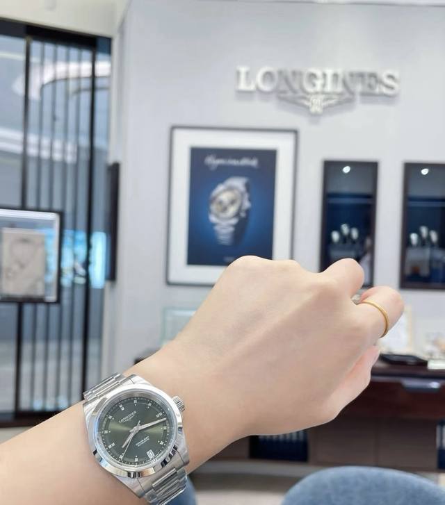 浪琴康卡斯悦动系列女装34Mm尺寸，316精钢材质，一圈一壳，Cnc精工艺打造拉丝抛光处理过渡流畅质感拉满，进口日本机芯附加刻度夜光功能 折叠式表扣饰以品牌标志