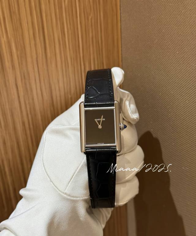 卡地亚Tank 和 Tank Louis的区别 1847年，Louis-Franois Cartier在法国巴黎创立同名品牌卡地亚。1917年，一战期间推出了T