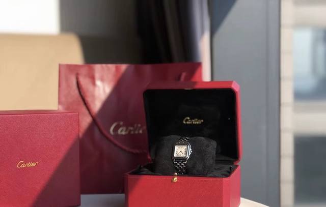 卡地亚猎豹系列石英腕表，不会像蓝气球那么撞款，但识别度又很高，它线条流畅比较贴合腕间，佩戴舒适，好看耐看。#卡地亚Cartier #Cartier #卡地亚 #