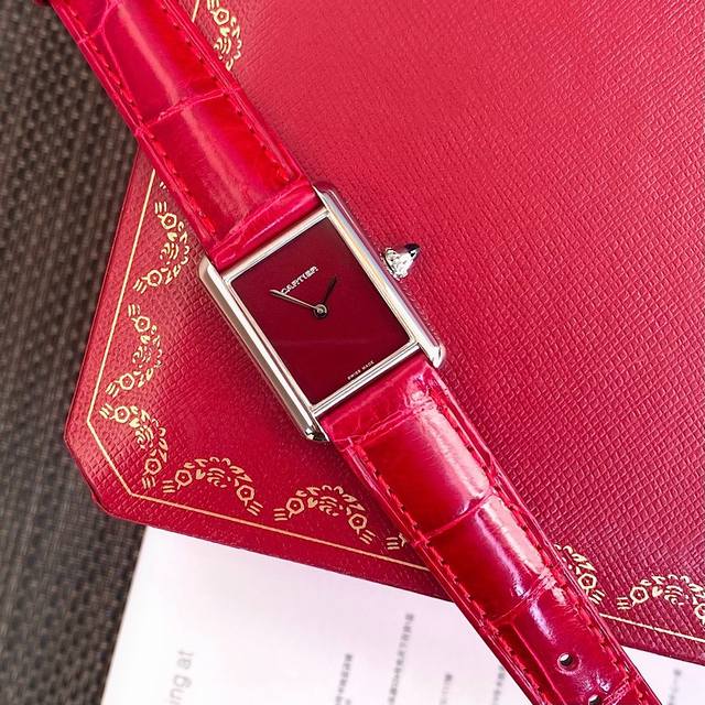 2630年卡地亚最新推出的Tankmust腕表！新年的第一支腕表，我肯定选Tank Tank Must腕表，［三码合一，一表一码］小号27Mm表款，石英机芯，精