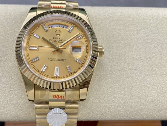 劳力士双历 星期日志型系列 40Mm 直径 40Mm 机芯 进口日本8215机械机芯 圈口 Ringcommand三角坑纹 光圈 镜面 防刮蓝宝石玻璃镜面 材质