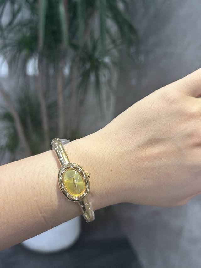 无水印独家实拍图 Bba厂 质量做工有保障！ 新款实拍！ 包金莫桑钻 卡地亚2025最炸腕间单品浴缸腕表 如流动的鎏金月光 莫桑碎钻沿表圈星河般散落，阳光下折射