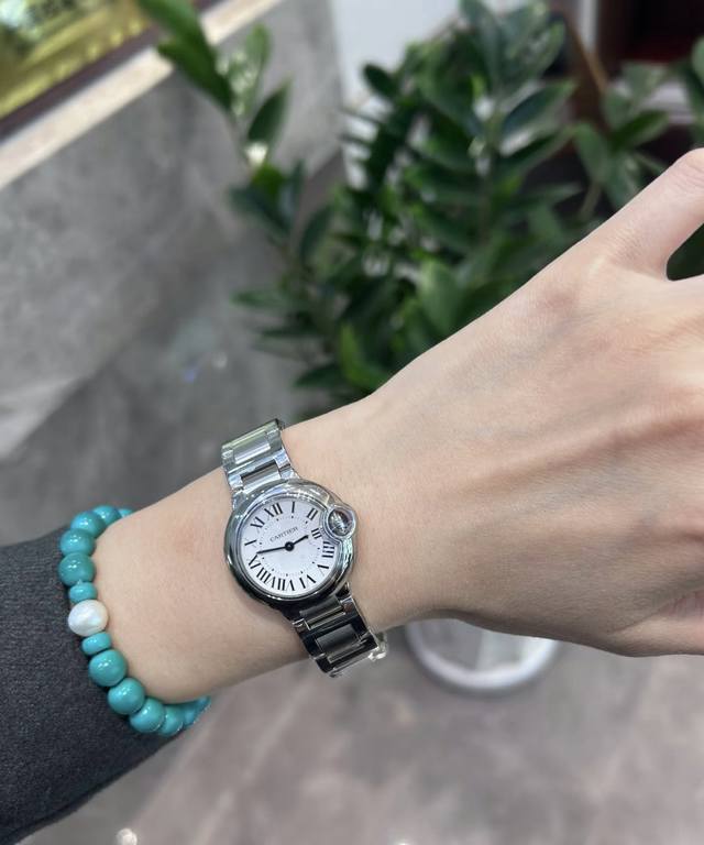 怎么看都很哇噻 卡地亚蓝气球28Mm女表 卡地亚蓝气球女款，28Mm的小尺寸上手精致感油然而生，烤蓝色指针搭配经典白色罗马表盘，落落大方，28的尺寸带鱼眼纹路的