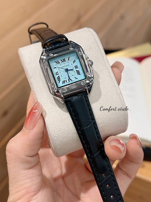 卡地亚 中古珠宝展 panthèRe De Cartier 石英机芯，罗马表盘，剑形蓝钢指针 ，表扣蝴蝶扣 尺寸：27Mm