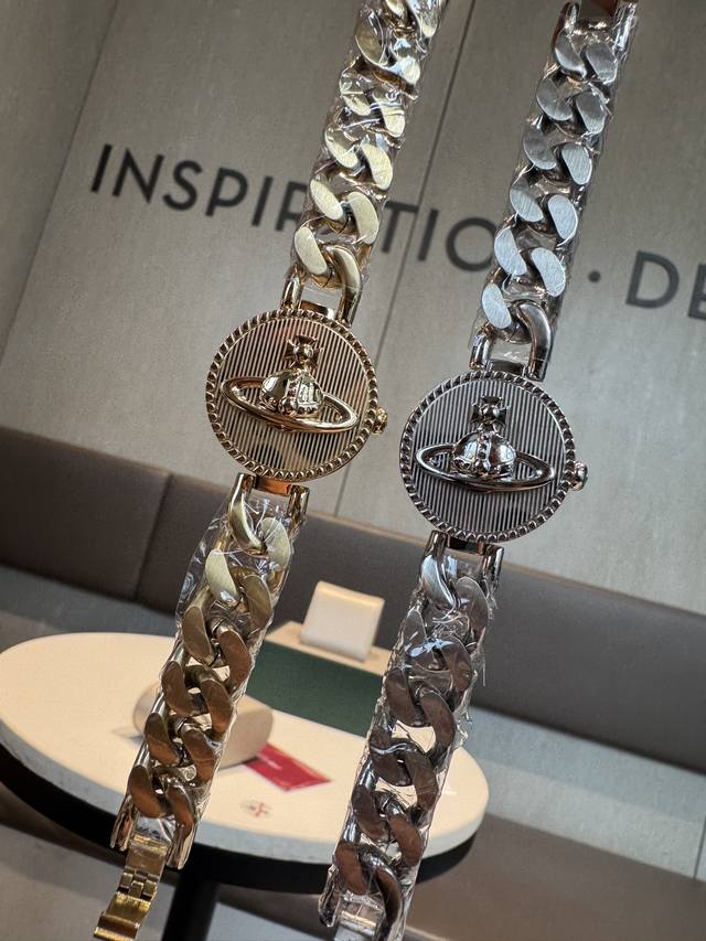 西太后标志性设计：表盘中央为品牌经典 土星Logo ，搭配皇冠与星球环绕元素，象征反叛与浪漫的品牌精神 金属链条表带：采用古巴链造型，银色 金色双色可选，粗链条