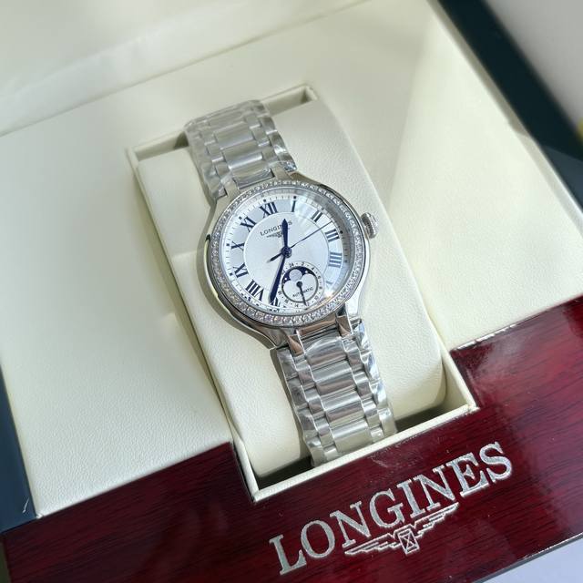 2026年专柜同步新款极具奢华感 新款月相石英版本！ 圆润的星月令人神往，这就是浪琴星月系列，其魔幻般的优雅魅力吸引着所有倾情于现在精致优雅风尚的女性！ 浪琴心