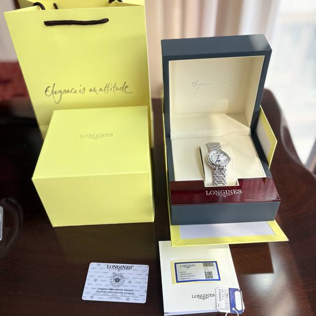 2026年专柜同步新款极具奢华感 新款月相石英版本！ 圆润的星月令人神往，这就是浪琴星月系列，其魔幻般的优雅魅力吸引着所有倾情于现在精致优雅风尚的女性！ 浪琴心