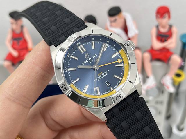 统一价： Bls厂-百年灵机械计时双时区自动机械腕表40 Chronomat Automatic Gmt 40 带双时区显示，兼具轻松闲适的美学气质，堪为旅行专