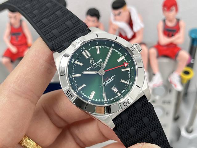 统一价： Bls厂-百年灵机械计时双时区自动机械腕表40 Chronomat Automatic Gmt 40 带双时区显示，兼具轻松闲适的美学气质，堪为旅行专